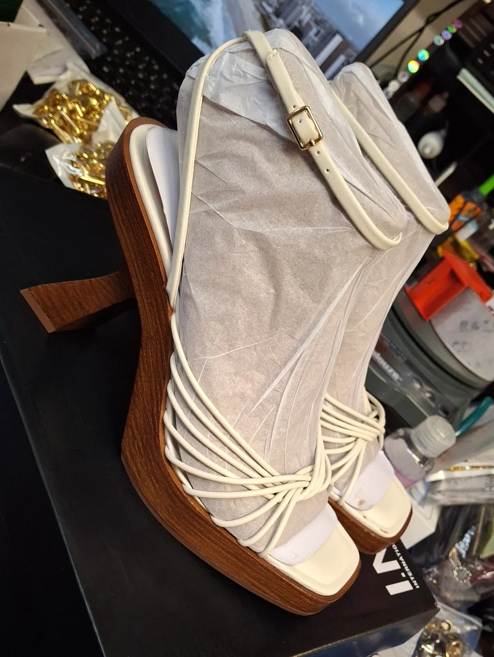 INC International Concepts Cream Strappy Platform Sandals 9.5M New in Box